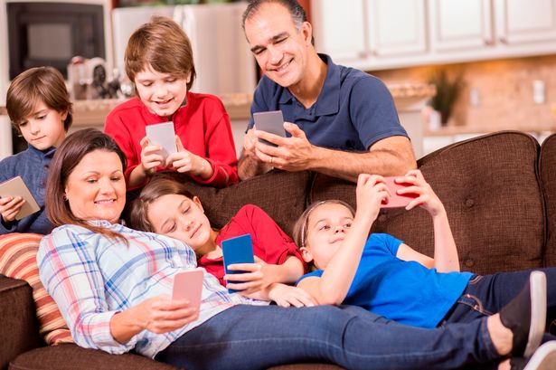 Forfait mobile famille : les meilleures offres des opérateurs pour faire des économies